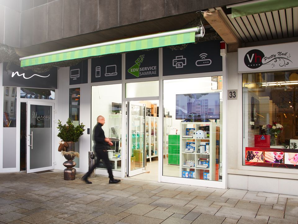 Das Ladengeschäft von EDV-SERVICE Samirae in der Schloßstraße 33 in Bergisch Gladbach, von der Straße aus gesehen