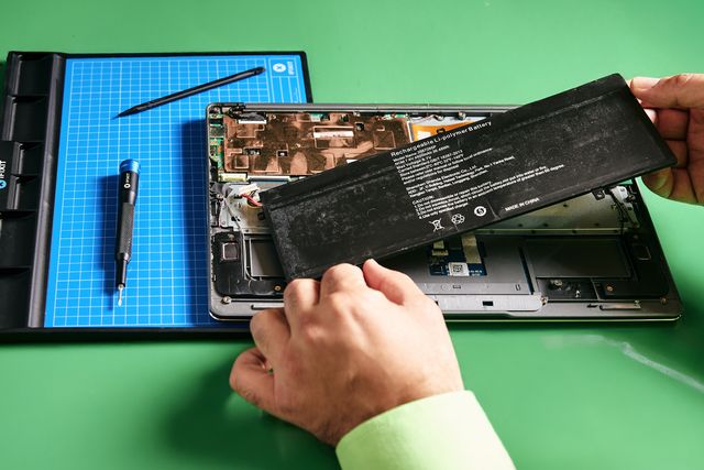 Ein geöffnetes Notebook auf der Werkbank im Laden